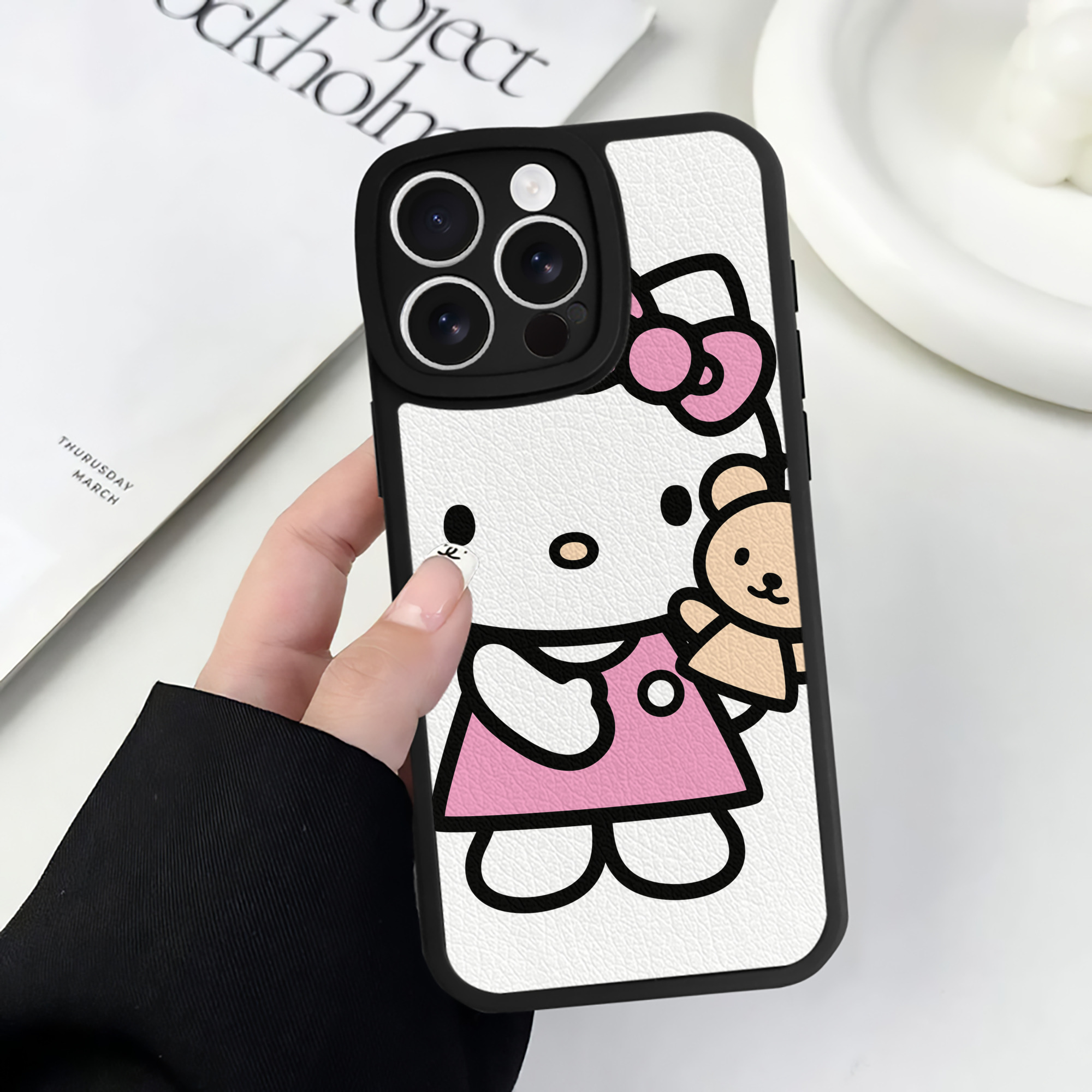 （画像用） Hello Kitty ハローキティ 【iPhone 16シリーズ対応】シリコンスマホケース（レザー調） 材質：シリコン